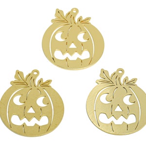 Può includere: Tre ciondoli a forma di zucca in metallo color oro con facce di jack-o'-lantern. Le zucche hanno una superficie testurizzata e sono ritagliate a forma di zucca.