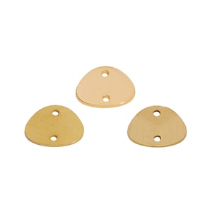 Op de afbeelding: Drie gouden metalen driehoekige bedels met elk twee gaten.