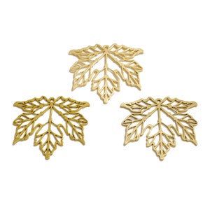 2 st örhängesberlock i guld med lönnlöv, berlock i rå mässing med nervuribbla, höstbotanisk berlock, örhängesdetaljer, smyckestillbehör VW616