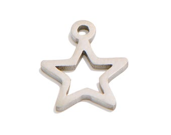 Puede incluir: Un charm de metal plateado en forma de estrella con un agujero en la parte superior para sujetarlo a un collar o pulsera.