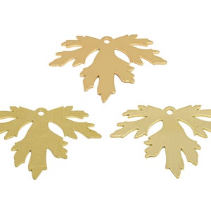 Può includere: Tre ciondoli a forma di foglia in metallo color oro con un foro nella parte superiore per l'appeso. Le foglie hanno un design dettagliato e intricato.