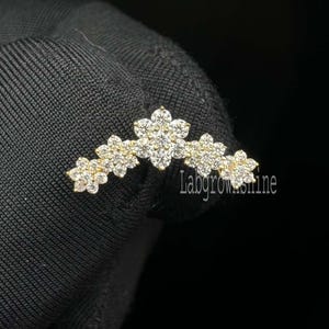 Harper ronde geslepen diamanten oorbel met vijf bloemenslinger | 14k gouden minimalistische bloemenkroon | Handgemaakte oorbellen | Moederdagcadeau.