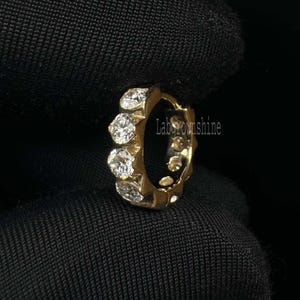 Aro de eternidad con diamantes Freya de 2,5 mm, engastado invisible, redondo, para mujer, oro amarillo macizo de 14 quilates.