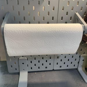 Kitchen roll holder for Skadis | Innovative holder for kitchen roll