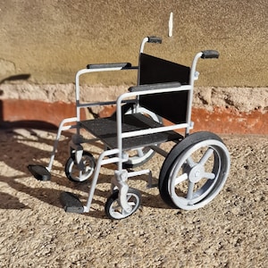 Dollhouse 1/12 wheelchair with working wheels ! - 3D printed dollhouse furniture - Miniature dollhouse furniture