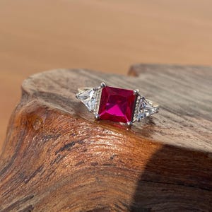 Peut inclure: Panneau en bois fait à la main avec l'inscription "Welcome to our home" dans un style manuscrit. Le panneau peint en blanc présente des lettres noires et un effet vieilli. Il mesure environ 30 cm de large et 15 cm de haut.