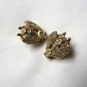 Pendientes vintage icónicos de abeja de Christian Dior con diamantes de imitación en tono dorado. Muy buen estado. ¡RAROS!