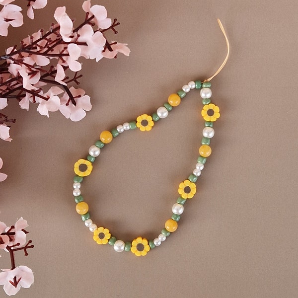 Handyanhänger mit Blumen Perlen in gelb-, grün und weiß  / Handykette für den Frühling