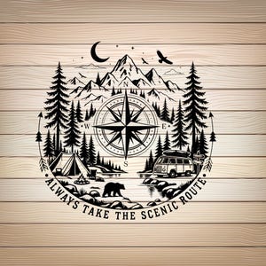 Puede incluir: Una ilustración gráfica negra que muestra una brújula, montañas, pinos, una tienda de campaña, una furgoneta camper y un oso. El texto ALWAYS TAKE THE SCENIC ROUTE está impreso en un borde circular alrededor de la escena con una luna creciente.