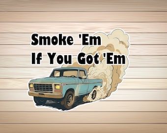 Smoke 'em if you got 'em – Burnout Truck SVG- en PNG-bestand Old Clasic Ford Burn-out banden avontuur off-road Amerikaanse Svg-auto voor shirtontwerp