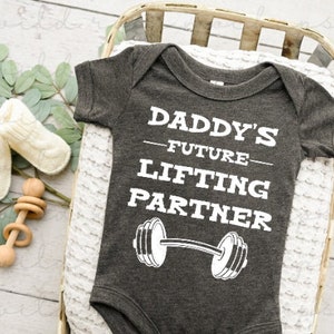 2 x Future Lifting Buddy de papa fichier PNG SVG drôle nouveau-né bébé papa téléchargement immédiat fichiers Cricut Silhouette pour T-shirt body