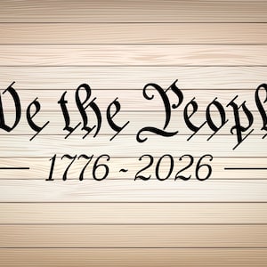 Może przedstawiać: Czarny tekst "We the People" na jasnobrązowym tle drewnianym, nad "1776 - 2026". Tekst jest w ozdobnej czcionce, a cyfry w prostej, czystej czcionce.