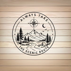 Puede incluir: Una calcomanía circular de arte lineal negro que presenta una cadena montañosa, pinos, una furgoneta camper, una tienda de campaña, una fogata y una rosa de los vientos. El texto ALWAYS TAKE THE SCENIC ROUTE está impreso en el borde interior.