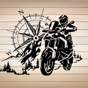 以下が含まれることがあります： コンパスローズのデザインとオートバイのライダーの白黒グラフィック。コンパスは東西南北を指しています。オートバイは移動中で、背景には森のシルエットがあります。