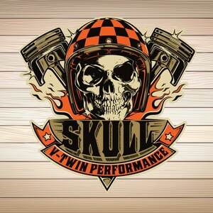Puede incluir: Una calavera en blanco y negro con un casco de carreras a cuadros con llamas y dos pistones detrás. El texto "SKULL V-TWIN PERFORMANCE" está debajo de la calavera.