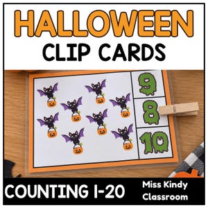 Könnte beinhalten: Eine rechteckige Halloween-Klammerkarte mit acht Illustrationen von lila Fledermäusen, die orangefarbene Kürbisse halten. Rechts sind die Zahlen 9, 8 und 10 in einer grünen Schleim-Schriftart dargestellt. Eine Holzklammer ist an der Karte befestigt.