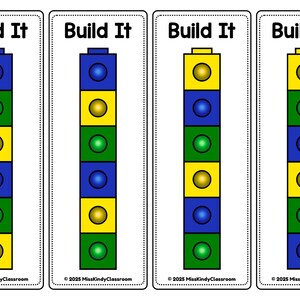 Op de afbeelding: Vier educatieve kaarten met de tekst "Build It" bovenaan. Elke kaart toont een verticale stapel kleurrijke blokken in blauw, groen en geel, met een kleine stip in het midden van elk blok. De kaarten zijn omrand met een stippellijn.