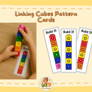 Puede incluir: Tarjetas de patrones de cubos de enlace con el texto "Build It". Las tarjetas presentan patrones de cubos coloridos. La mano de un niño sostiene una pila de cubos conectados de varios colores, que coinciden con los patrones de las tarjetas. El fondo es amarillo claro.