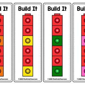 Op de afbeelding: Vier educatieve kaarten met de tekst "Build It" bovenaan. Elke kaart toont een verticale stapel rode blokken met gekleurde cirkels. De kleuren zijn oranje, geel, groen en roze. De onderkant van elke kaart heeft de tekst "&copy; 2025 MissKindyClassroom".