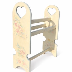 Perchero de madera vintage estilo cottagecore con diseños recortados en forma de corazón pintados a mano