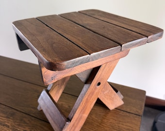 Taburete antiguo vintage de madera maciza hecho a mano para pintar camas.