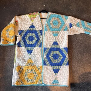 Handgefertigte Vintage-Steppjacke aus Futtersäcken für Damen, mehrfarbiger Patchwork-Staubmantel