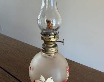 Lámpara de aceite antigua victoriana en miniatura con motivos florales pintados a mano sobre base de cosmos esmerilado