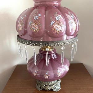 Vintage Hurricane 3-Wege-Lampe lila farbiges Glasblumenmelone mit hängendem Kristall