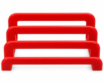 Op de afbeelding: Een felrode bureau-organizer van kunststof met drie trapsgewijze horizontale sleuven voor het opbergen van documenten of post. De structuur heeft een gladde, glanzende afwerking met afgeronde hoeken en een stevige basis.