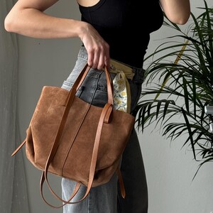 Borsa in vera pelle suede Made in Italy, borsa di classe elegante, borsa regalo per lei, borsa particolare trapeziumvormige, schoudertas