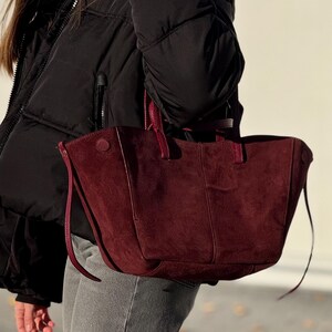 Burgunderrote Wildleder-Einkaufstasche mit Ledergriffen – Eleganz und Stil für jeden Tag. Tragetasche aus Leder. Handtasche aus Wildleder.Burgunderrote Tragetasche. Alltagstasche