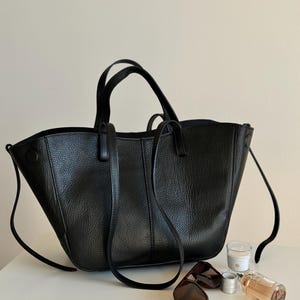 Burgunderrote Wildleder-Einkaufstasche mit Ledergriffen – Eleganz und Stil für jeden Tag. Tragetasche aus Leder. Handtasche aus Wildleder.Burgunderrote Tragetasche. Alltagstasche