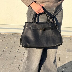 Burgunderrote Wildleder-Einkaufstasche mit Ledergriffen – Eleganz und Stil für jeden Tag. Tragetasche aus Leder. Handtasche aus Wildleder.Burgunderrote Tragetasche. Alltagstasche
