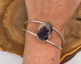 Pulsera tipo brazalete de plata de ley con ágata dendrítica, hecha a mano, con piedra paisajística.