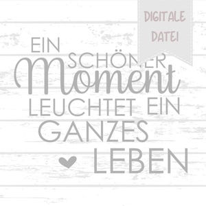Puede incluir: Impresión digital con texto gris sobre fondo blanco. El texto dice "Ein schöner Moment leuchtet ein ganzes Leben" con un símbolo de corazón. Un banner en la esquina superior derecha dice "Digitale Datei".