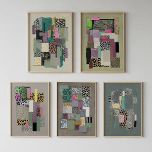 Könnte beinhalten: Fünf gerahmte abstrakte Kunstwerke. Jedes Kunstwerk zeigt eine Collage aus Stoffmustern in verschiedenen Mustern und Farben, darunter Zebrastreifen, Blumenmuster und unifarbene Töne. Die Rahmen sind hellholzfarben.