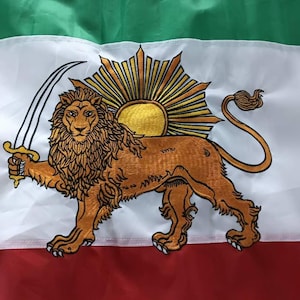 Könnte beinhalten: Bestickte iranische Flagge mit horizontalen Streifen in Rot, Weiß und Grün. Das zentrale Emblem ist ein goldener Löwe mit einem Schwert vor einer aufgehenden Sonne, ein Nationalsymbol.