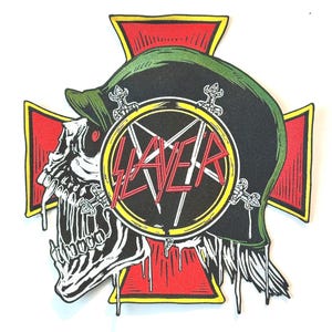 以下が含まれることがあります： 黄色い円と赤い十字架で囲まれた、頭蓋骨と軍用ヘルメットが付いた黒と赤のSlayerロゴです。