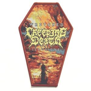 Op de afbeelding: Een patch van de death metal band Wretched met een kistvormig ontwerp. De patch toont een zonsondergangscène met een figuur die in het water staat. De naam van de band staat in gele tekst en de albumtitel "Illusions" staat in witte tekst.