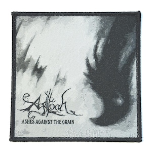 Puede incluir: Parche cuadrado con borde negro y diseño en escala de grises. El diseño presenta una forma oscura y abstracta a la derecha y elementos en forma de rayo a la izquierda. El texto "Asblood" está encima de "Ashes Against The Grain" en una fuente estilizada.