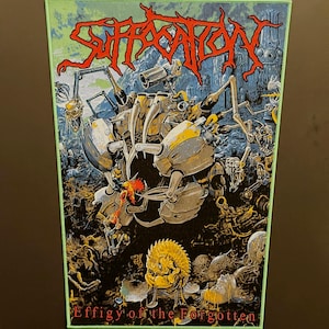 Soffocamento estremamente raro - Effigie del dimenticato Toppa posteriore in tessuto con bordo VERDE lunga Esaurito Direttamente NUOVO