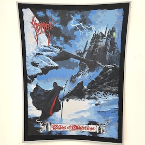 Puede incluir: Parche rectangular con una ilustración de fantasía oscura. Representa una figura con capa y bastón frente a un castillo bajo un cielo tormentoso con relámpagos. El parche tiene un borde negro y el texto "Tales of Oblivion".