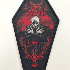 Könnte beinhalten: Schwarzer Sarg-förmiger Aufnäher mit rotem und weißem Stickdesign. Der Aufnäher zeigt den Text "DARK FUNERAL" über einer Vampir-Illustration in einem roten Kreis. Unten befindet sich ein rotes Kreuz mit Fledermausflügeln.