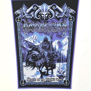 Può includere: Toppa nera e viola con una figura incappucciata a cavallo, con un bastone e una clessidra, con uno sfondo montuoso. Il testo "Storm of the Light's Bane" è in basso. La toppa ha un bordo viola ed elementi decorativi.