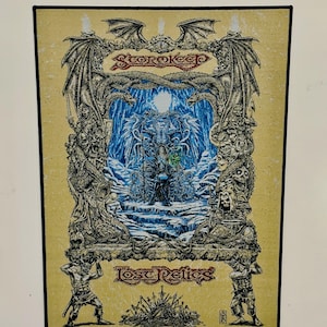 Extremadamente raro 2025 Iron & Ash Stormkeep - Lost Relics Parche trasero tejido con licencia y borde negro Edición limitada n.° 10/50 Agotado hace mucho tiempo NUEVO