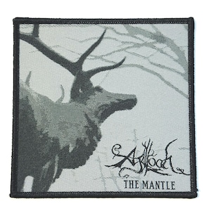 Puede incluir: Parche cuadrado con borde negro que presenta una imagen en escala de grises de un ciervo con grandes astas. El parche incluye el texto "Arkhood" en una fuente estilizada y "THE MANTLE" debajo.