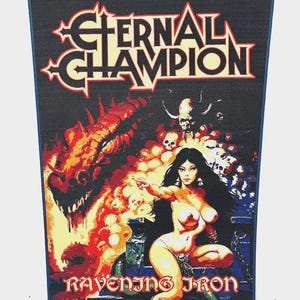 Könnte beinhalten: Rechteckiger Aufnäher mit den Worten "ETERNAL CHAMPION" in einer stilisierten Schriftart. Der Aufnäher zeigt eine Fantasy-Illustration einer Frau, eines Drachen und Schädel, mit dem Text "RAVENING IRON" unten.