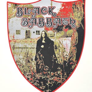 Puede incluir: Parche de logotipo de la banda Black Sabbath con borde rojo, que presenta una imagen en blanco y negro de una persona de pie en un campo con una casa en el fondo.