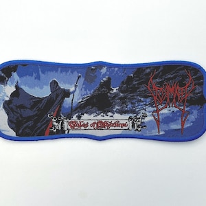 Puede incluir: Un parche tejido azul y blanco con el nombre de la banda "Summoning" en letras rojas y el título del álbum "Oath Bound" en letras blancas. El parche presenta una figura oscura con una capa con capucha de pie en la cima de una montaña.