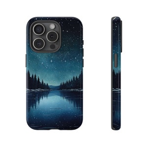 Custodia per telefono con cielo notturno stellato - Riflesso del lago con alberi di pino - Custodia protettiva per iPhone e Samsung Galaxy - Design artistico della natura